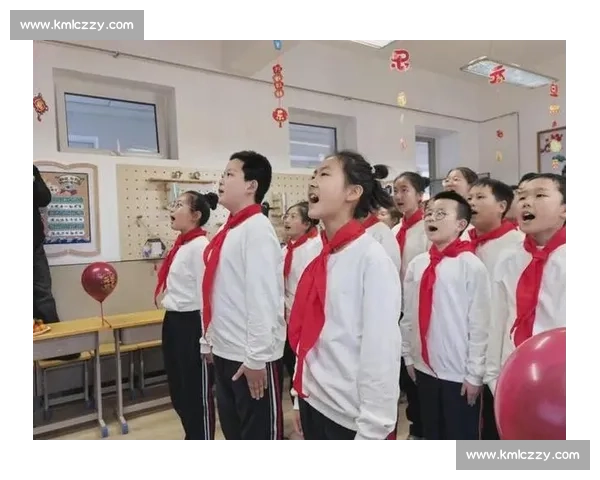 国歌奏响时，他们用身体为孩子撑起晴空